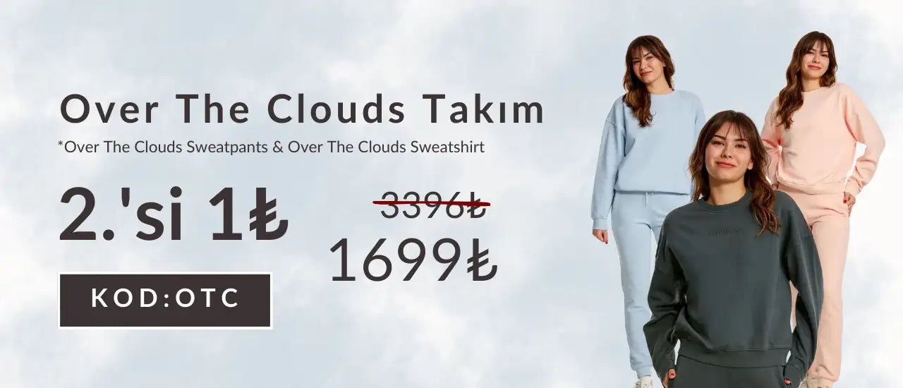 Bulutların üzerindeki takım sweatshirt ve eşofman seti, yumuşak, pastel tonlarda.