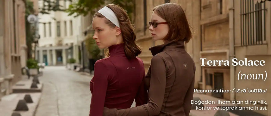 İki kadın, uzun kollu spor tişörtleri giymiş.