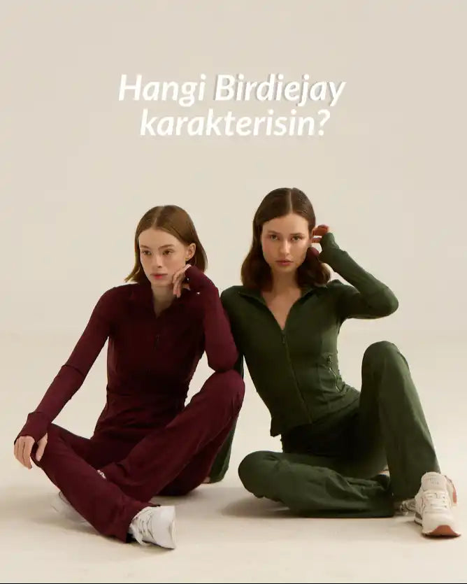 Uyumlu uzun kollu spor kıyafetleri setleri giymiş iki kadın poz veriyor.