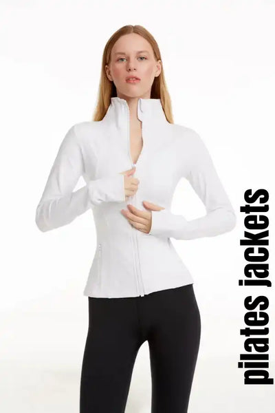 Beyaz bir spor ceket giyen kadın.