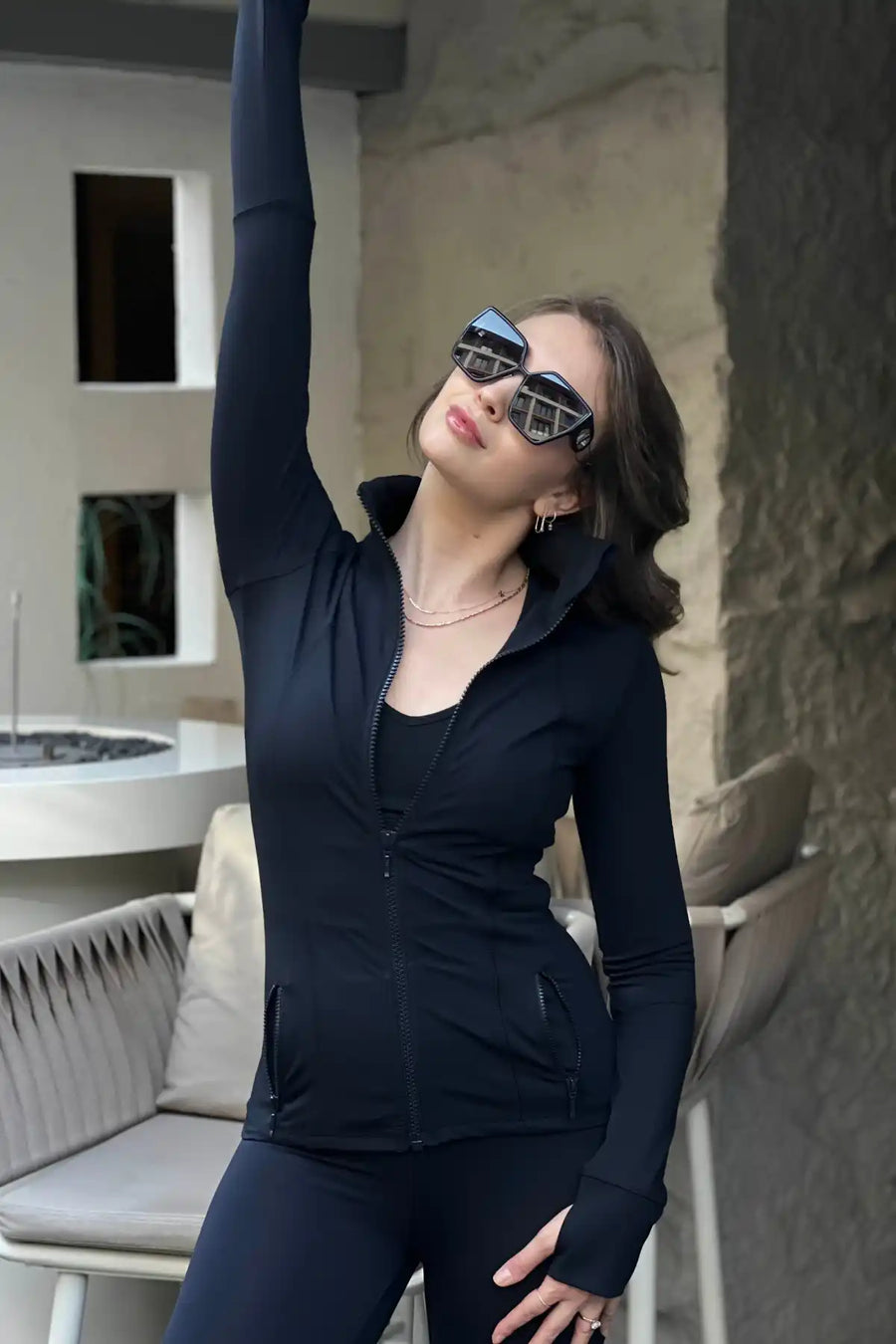 Siyah spor kıyafetler içindeki kadın.