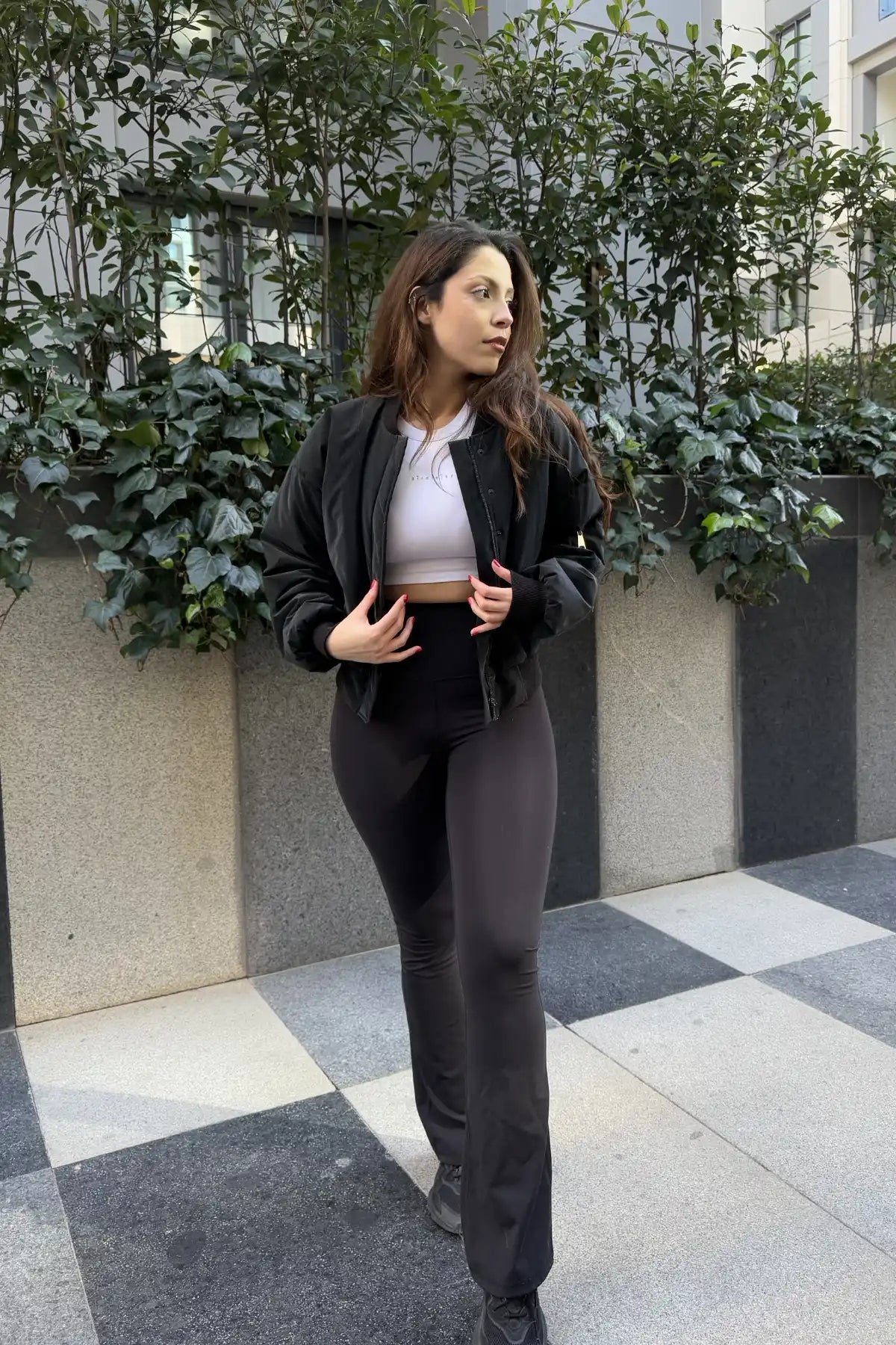 Siyah ceket ve pantolon giymiş kadın.