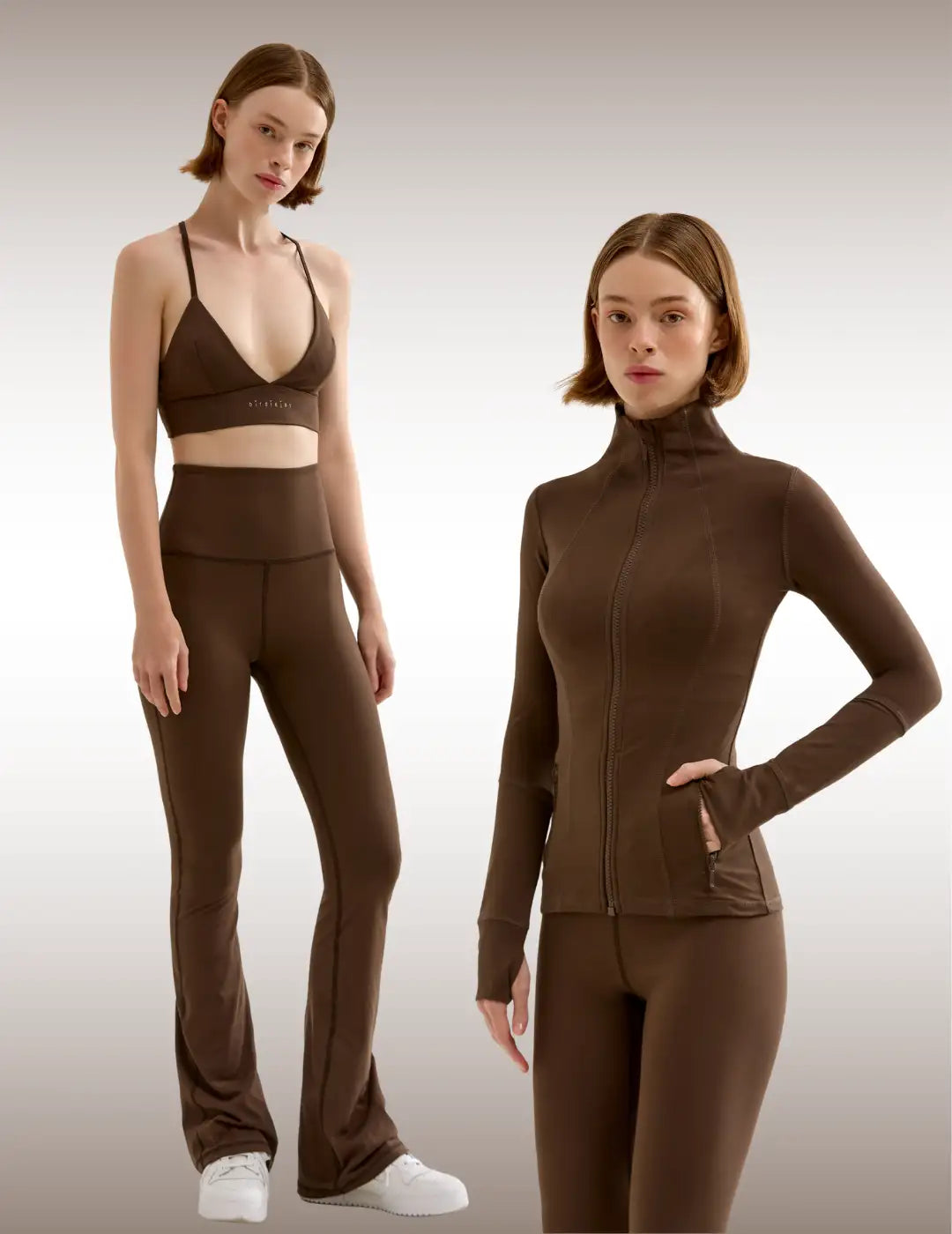 Kahverengi atletik eşofman, uyumlu sutyen ve pantolon, esnek kumaştan yapılmış.