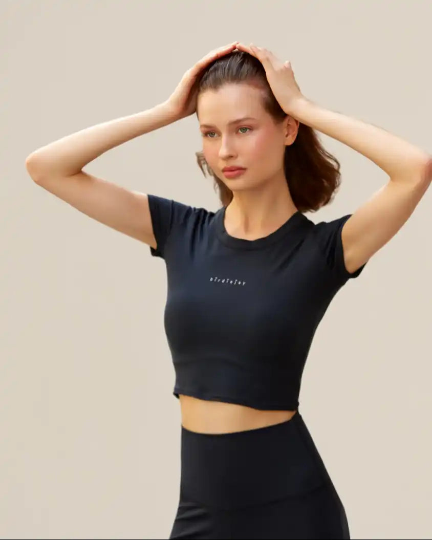 Kısa kollu, crop atletik üst koyu gri.