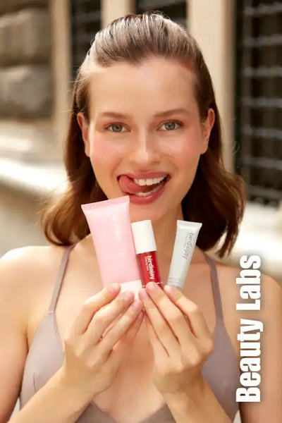 Beyaz kapaklı pembe tüp, muhtemelen plastik veya silikon yapılmış.