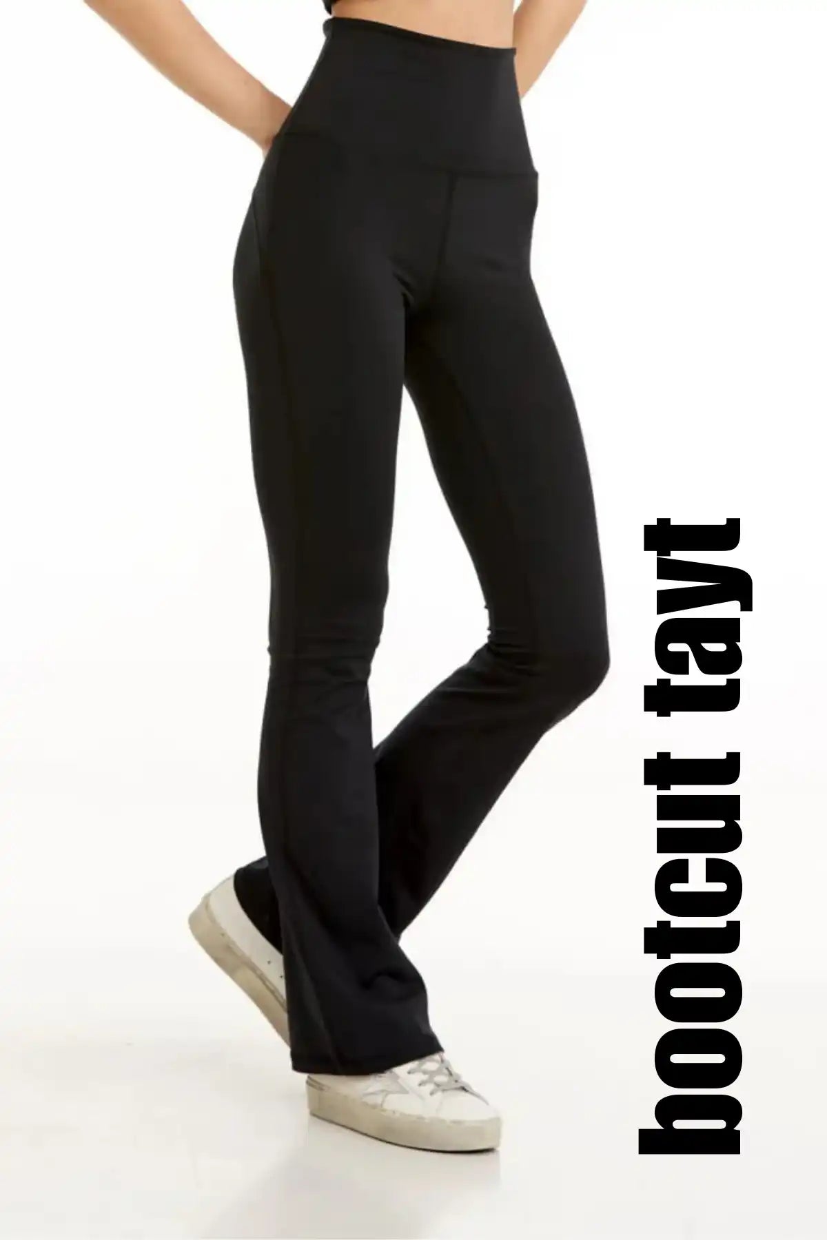 Beyaz spor ayakkabılarla siyah yüksek bel bootcut yoga pantolon.