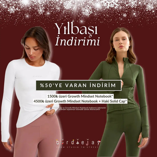 Yuvarlak yaka detaylı ve göğüs kısmında ince marka logosu bulunan beyaz uzun kollu bluz